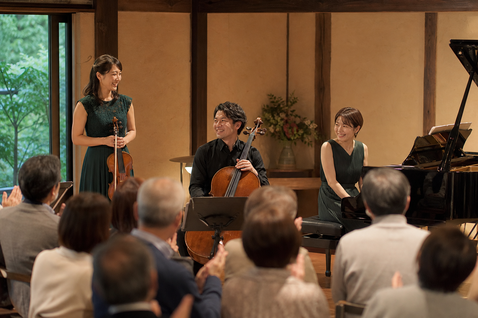 地域の演奏会で、演奏家へ聴衆が拍手を送る様子