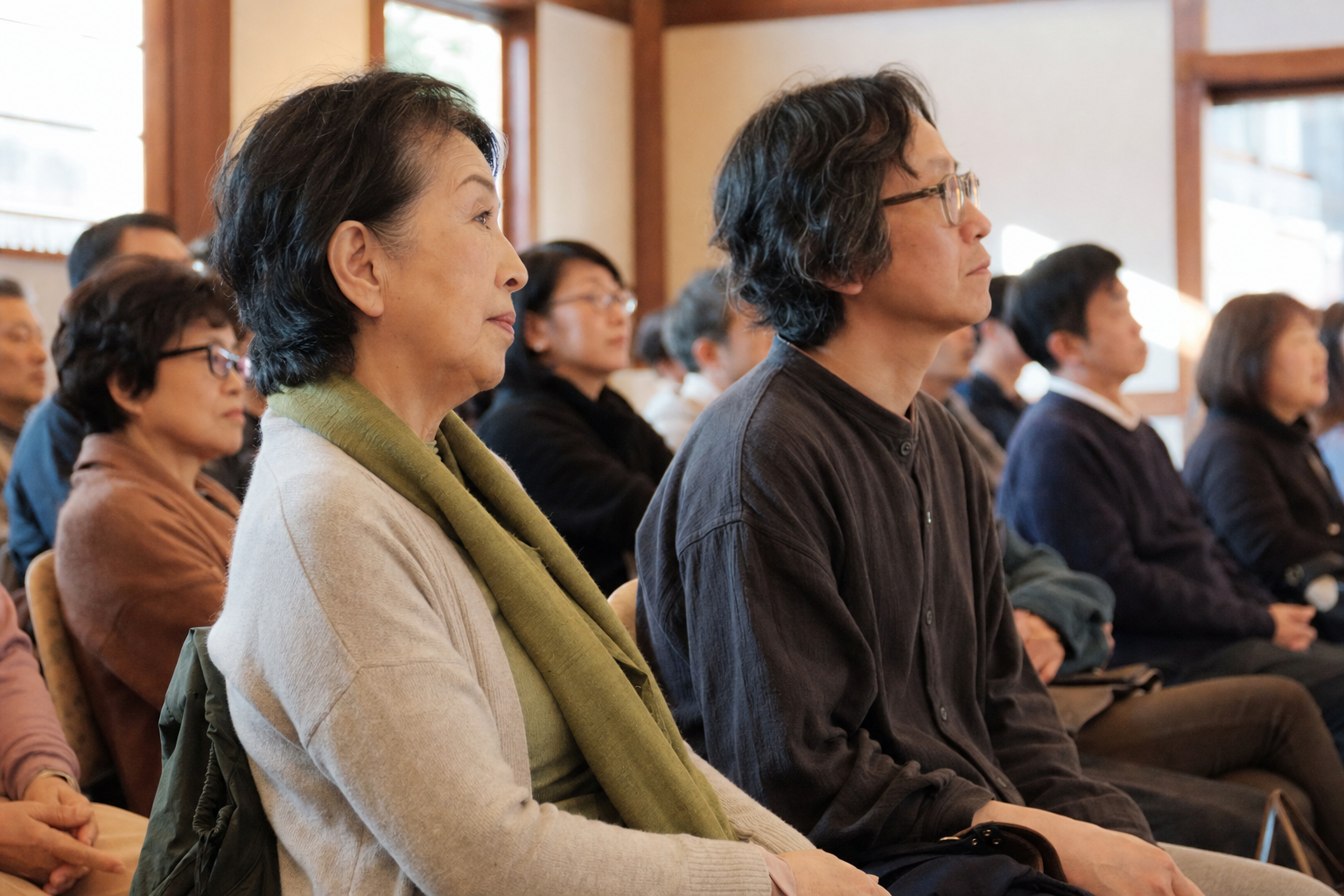 小さな演奏会で音楽に耳を傾ける人たち